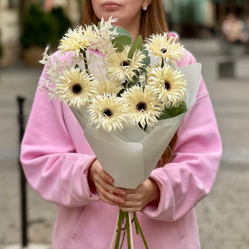 Светлый букет с герберой Spider «Паутинка нежности»