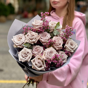 Чарівний букет з трояндою сорту Menta та хамелаціумом «Загадковий туман»