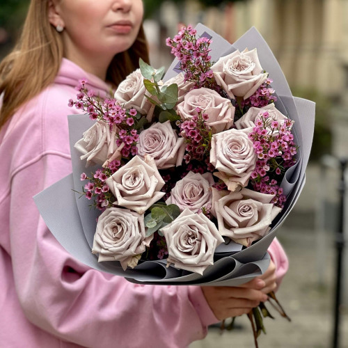 Чарівний букет з трояндою сорту Menta та хамелаціумом «Загадковий туман»