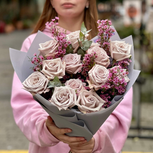 Чарівний букет з трояндою сорту Menta та хамелаціумом «Загадковий туман»