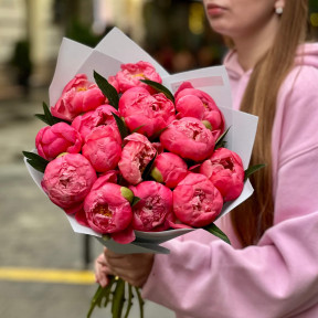 Букет із 15 півоній Coral Charm «Кораловий гердан»