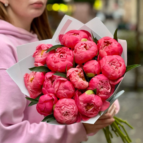 Букет із 15 півоній Coral Charm «Кораловий гердан»