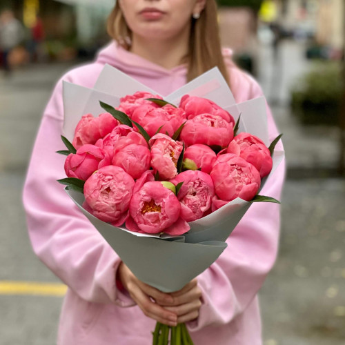 Букет із 15 півоній Coral Charm «Кораловий гердан»