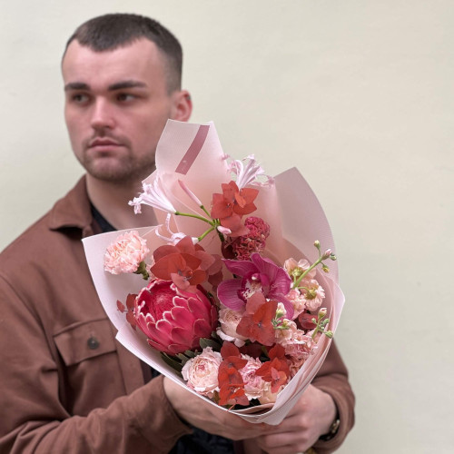 Delicate pink bouquet with protea «Dreamy Autumn»