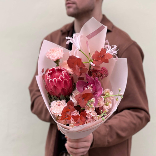 Delicate pink bouquet with protea «Dreamy Autumn»