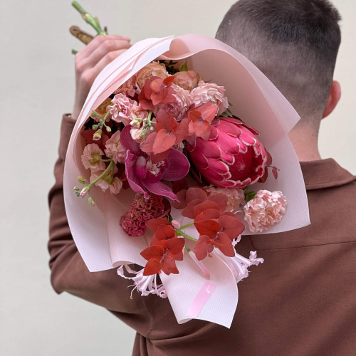 Delicate pink bouquet with protea «Dreamy Autumn»