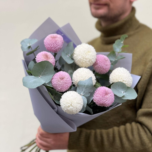 Tender mix of 9 light Momoko and Boris Becker chrysanthemums in the bouquet «Violet Ice Cream»