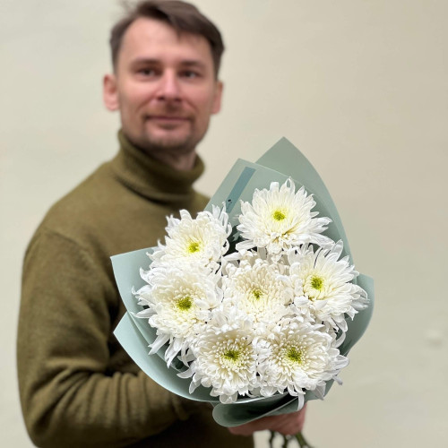 7 белых хризантем сорта Tutu в букете «Ледяное прикосновение»