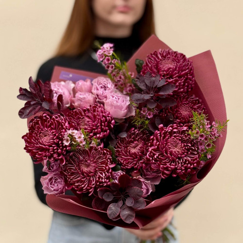 Textured bouquet with Bigoudi chrysanthemums in rich shades «Velvet Twilight»
