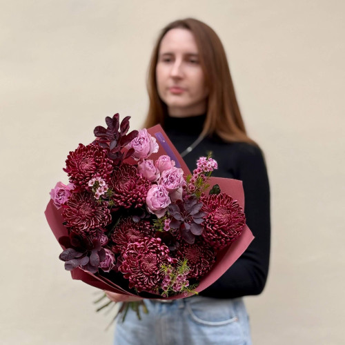 Textured bouquet with Bigoudi chrysanthemums in rich shades «Velvet Twilight»