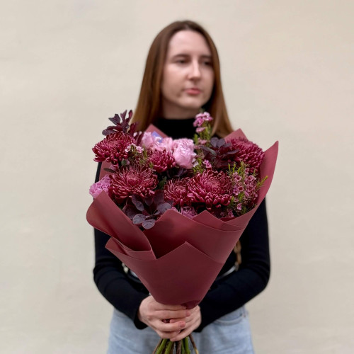 Textured bouquet with Bigoudi chrysanthemums in rich shades «Velvet Twilight»