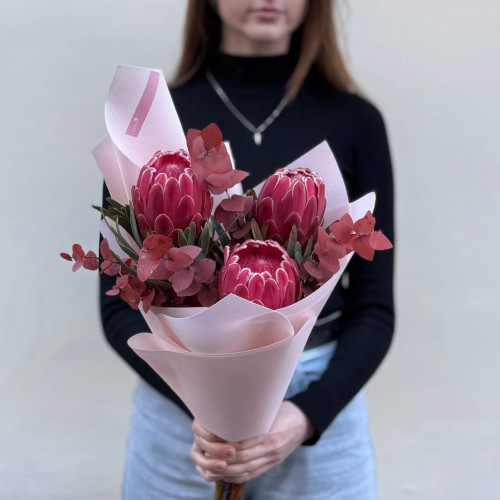 Три екзотичні протеї Sylvia в букеті «Рубіновий атлас»