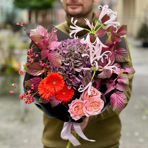 Витончений яскравий букет з неріне та гортензією «Пригоди Аліси»