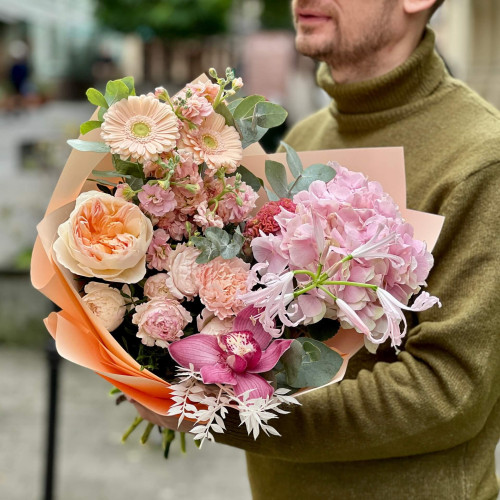 Пухкий романтичний букет з піоновидною трояндою Juliet та кущовою матіолою «Персикова радість»