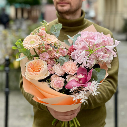 Пухкий романтичний букет з піоновидною трояндою Juliet та кущовою матіолою «Персикова радість»