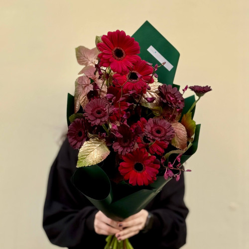 Цікавий букет з герберами Dark Night та дендробіумом «Тропічний вельвет»