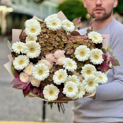 Ніжний букет з герберами та гортензіями «Французький десерт»
