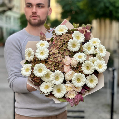 Ніжний букет з герберами та гортензіями «Французький десерт»