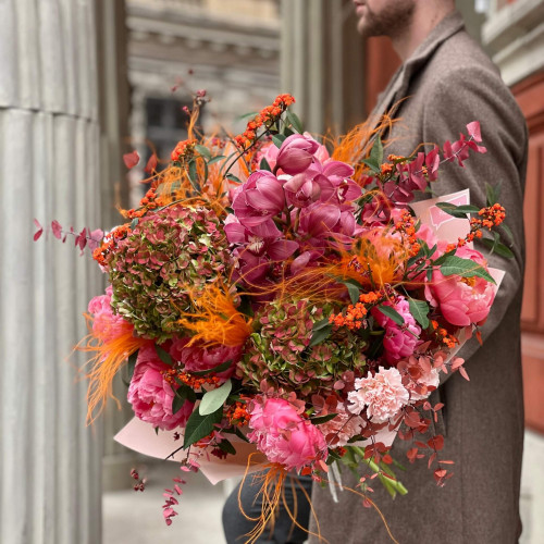 Розкішний об’ємний букет з півоніями Coral Charm «Осінній корал»