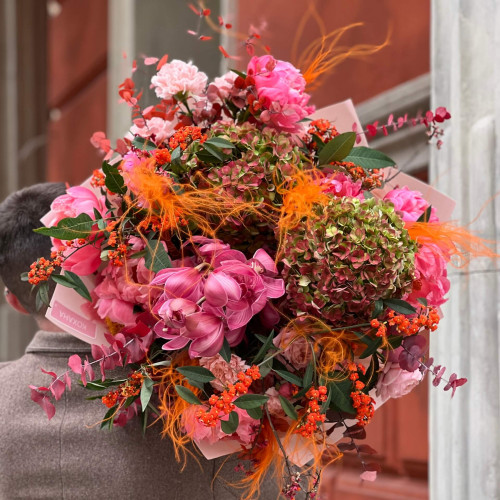 Розкішний об’ємний букет з півоніями Coral Charm «Осінній корал»