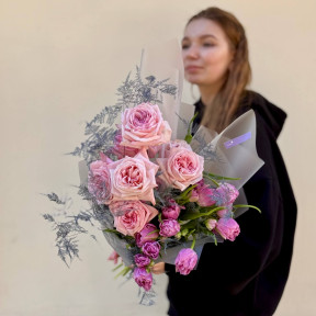 Цікавий ароматний букет з півонієвидними трояндами Pink O’Hara та тюльпанами «Тендітна гармонія»