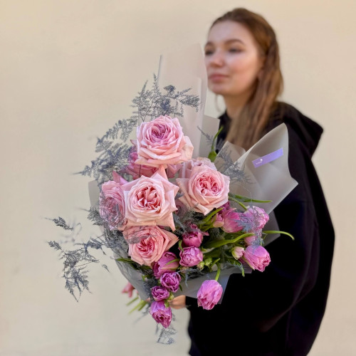 Цікавий ароматний букет з півонієвидними трояндами Pink O’Hara та тюльпанами «Тендітна гармонія»