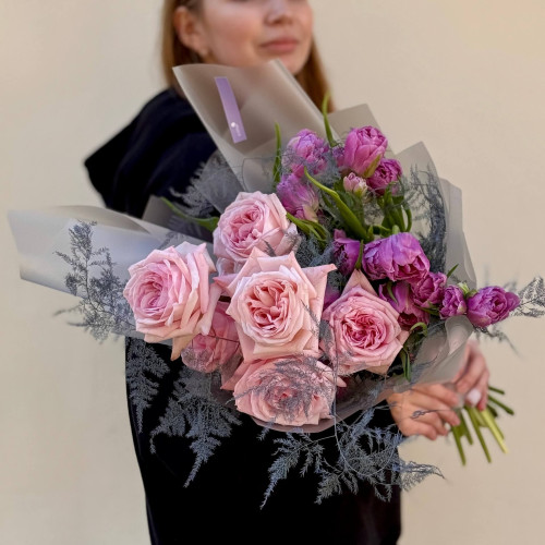 Цікавий ароматний букет з півонієвидними трояндами Pink O’Hara та тюльпанами «Тендітна гармонія»