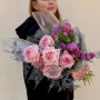 Цікавий ароматний букет з півонієвидними трояндами Pink O’Hara та тюльпанами «Тендітна гармонія»