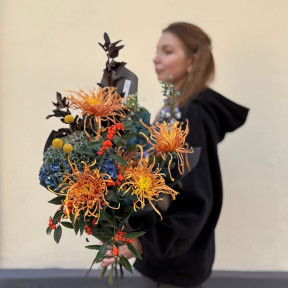 Цікавий осінній букет з хризантемою Cobra Bronze «Вечірній феєрверк»