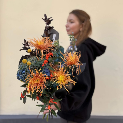 Цікавий осінній букет з хризантемою Cobra Bronze «Вечірній феєрверк»