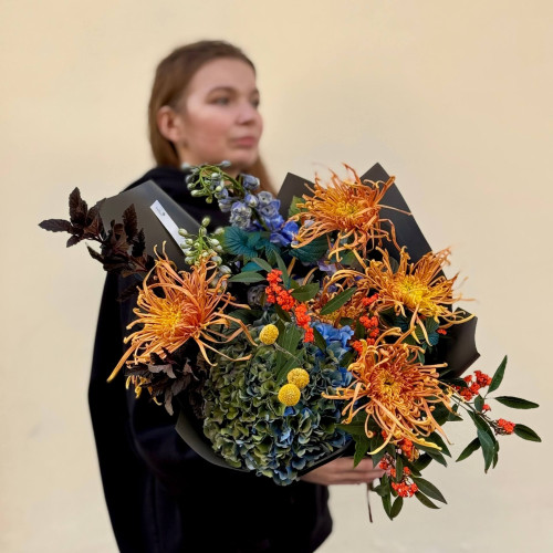 Цікавий осінній букет з хризантемою Cobra Bronze «Вечірній феєрверк»