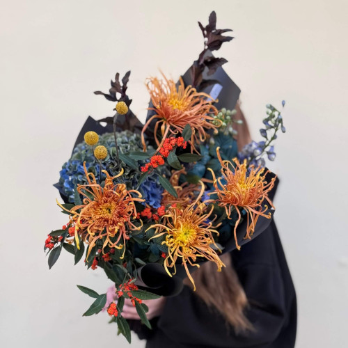 Цікавий осінній букет з хризантемою Cobra Bronze «Вечірній феєрверк»