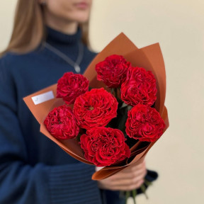 7 червоних півонієвидних троянд сорту Red Eye у букеті «Вогняне мереживо»