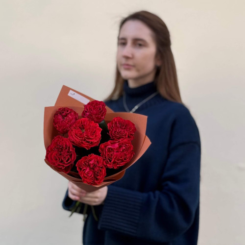 7 червоних півонієвидних троянд сорту Red Eye у букеті «Вогняне мереживо»