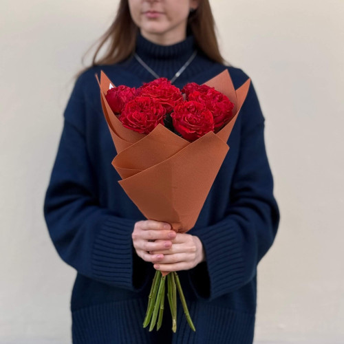 7 червоних півонієвидних троянд сорту Red Eye у букеті «Вогняне мереживо»