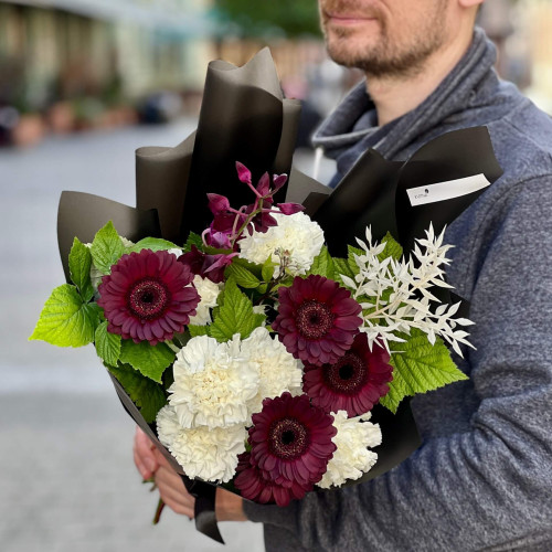 Оригинальный контрастный букет с герберами сорта Dark Night «Загадка тёмного леса»