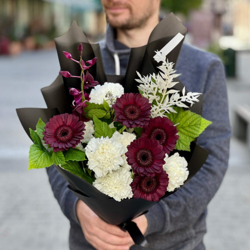 Оригинальный контрастный букет с герберами сорта Dark Night «Загадка тёмного леса»