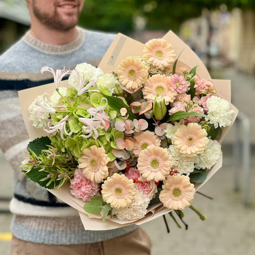 Ніжний букет з герберами та неріне «Зачаровані обійми»