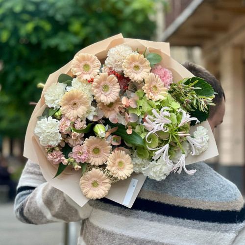 Ніжний букет з герберами та неріне «Зачаровані обійми»