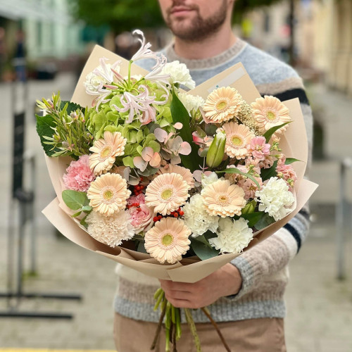 Ніжний букет з герберами та неріне «Зачаровані обійми»