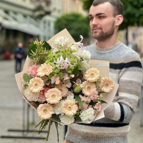 Ніжний букет з герберами та неріне «Зачаровані обійми»