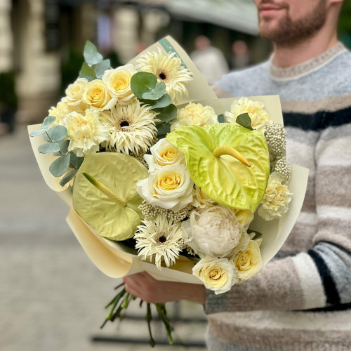 Цікавий букет у лимонних відтінках з антуріумами «Парфуми сонця»