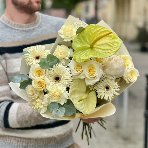 Цікавий букет у лимонних відтінках з антуріумами «Парфуми сонця»