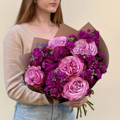 Ароматний букет з півонієвидною трояндою Queens Crown та кущовою матіолою «Зачарований аметист»