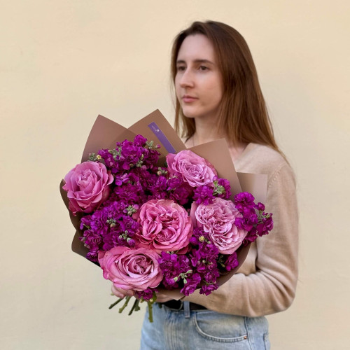 Ароматний букет з півонієвидною трояндою Queens Crown та кущовою матіолою «Зачарований аметист»