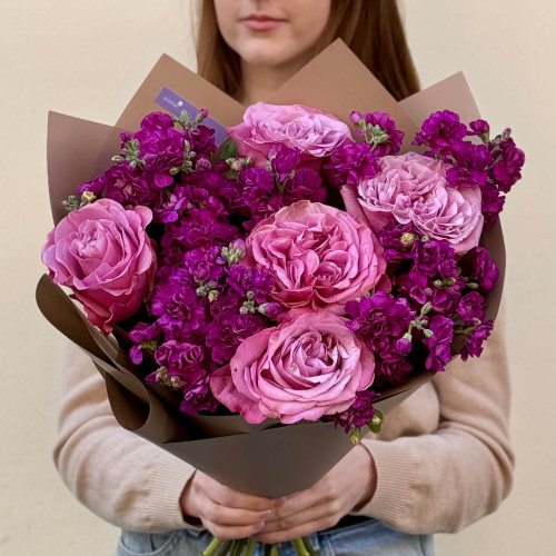 Ароматний букет з півонієвидною трояндою Queens Crown та кущовою матіолою «Зачарований аметист»