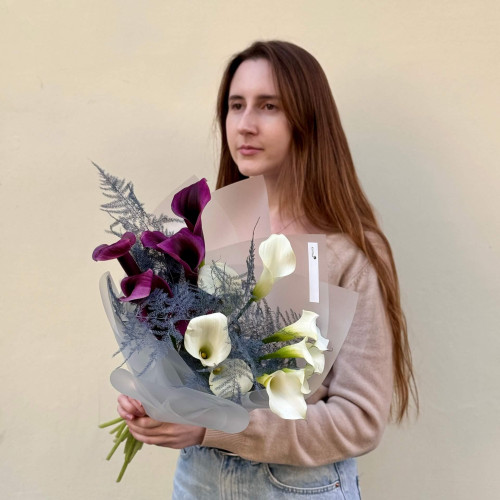 Контрастний букет із 15 елегантних калл «Павутина сутінків»