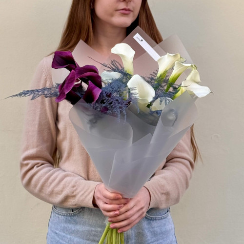 Контрастний букет із 15 елегантних калл «Павутина сутінків»