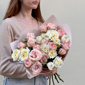 Ніжний мікс із 9 гілок кущових троянд Moonlight та Wedding Sensation «Трояндовий сироп»