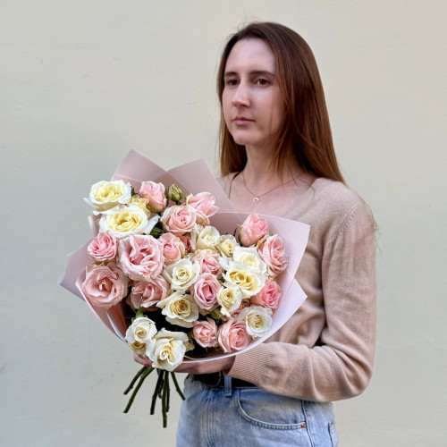 Ніжний мікс із 9 гілок кущових троянд Moonlight та Wedding Sensation «Трояндовий сироп»